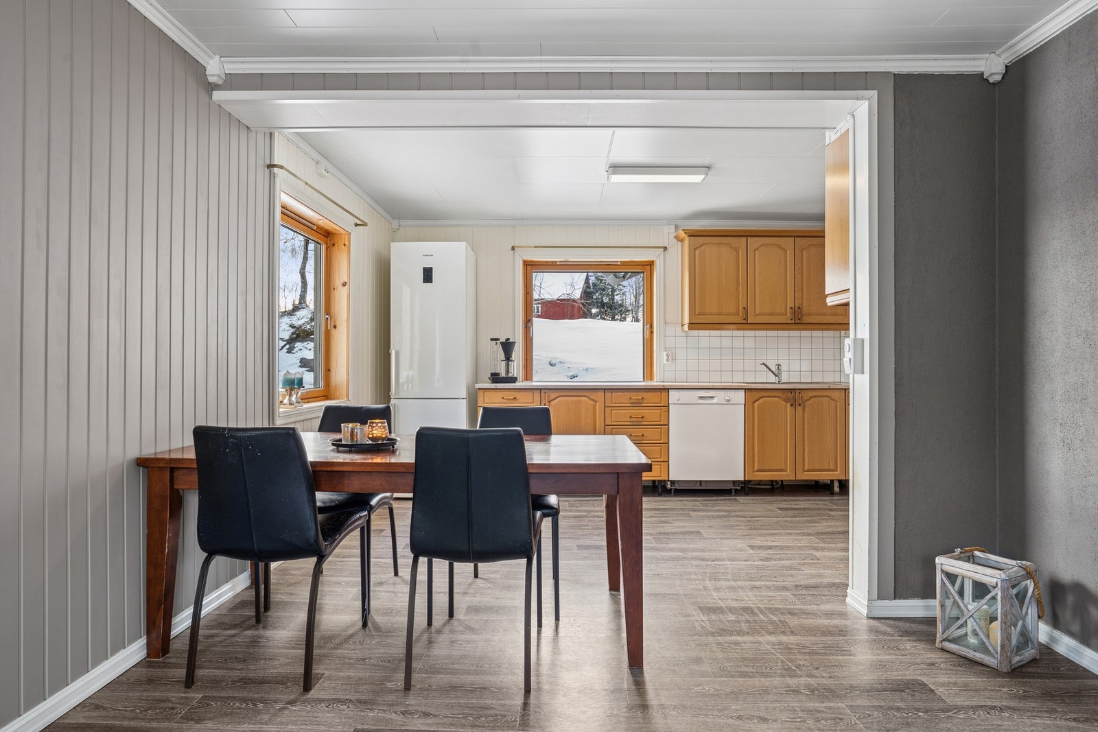 God plass til egen spisegruppe mellom kjøkken og stue. Galleribilde