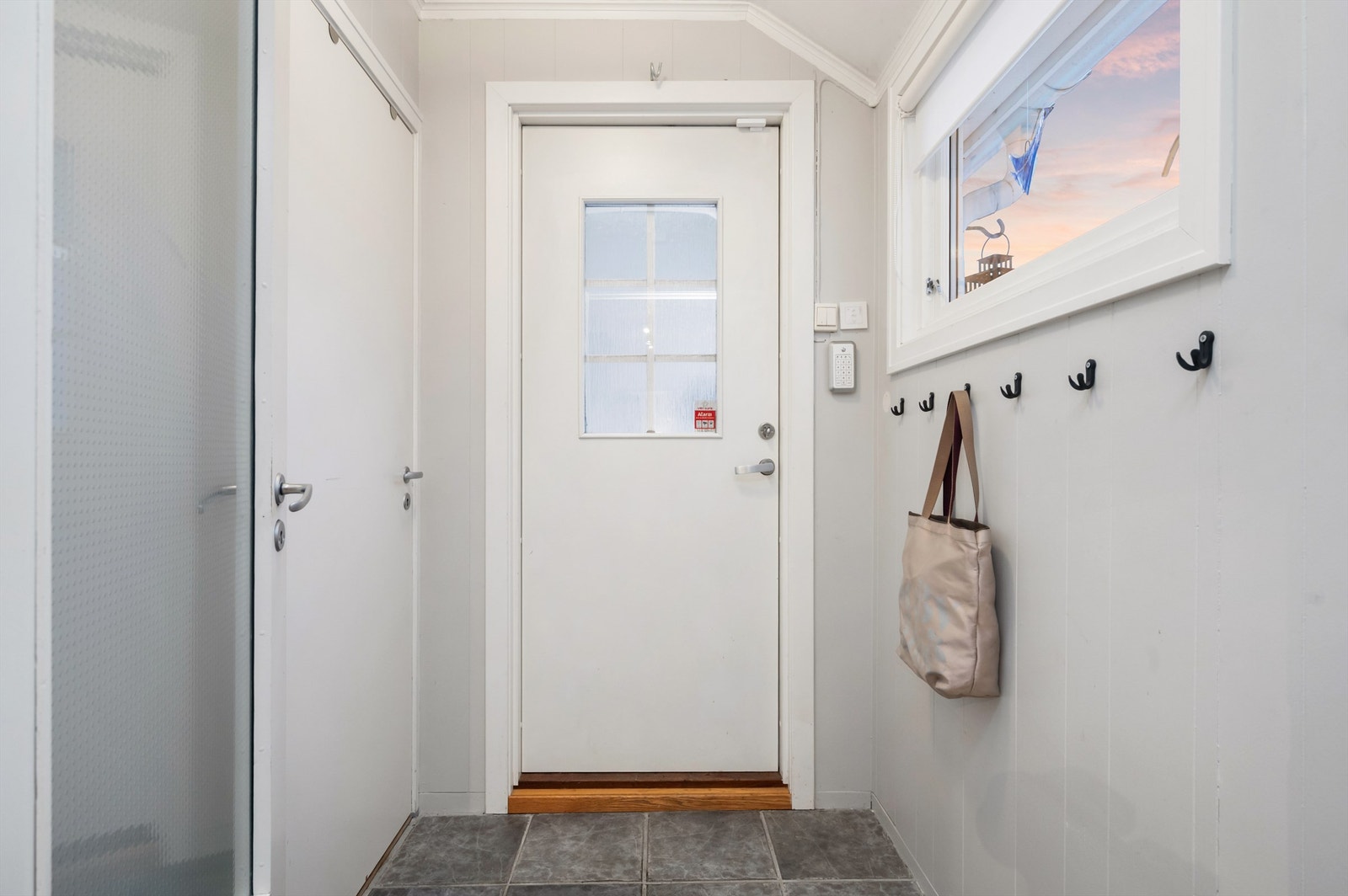 Velkommen inn! Her har man god plass til oppbevaring av yttertøy og sko. Galleribilde