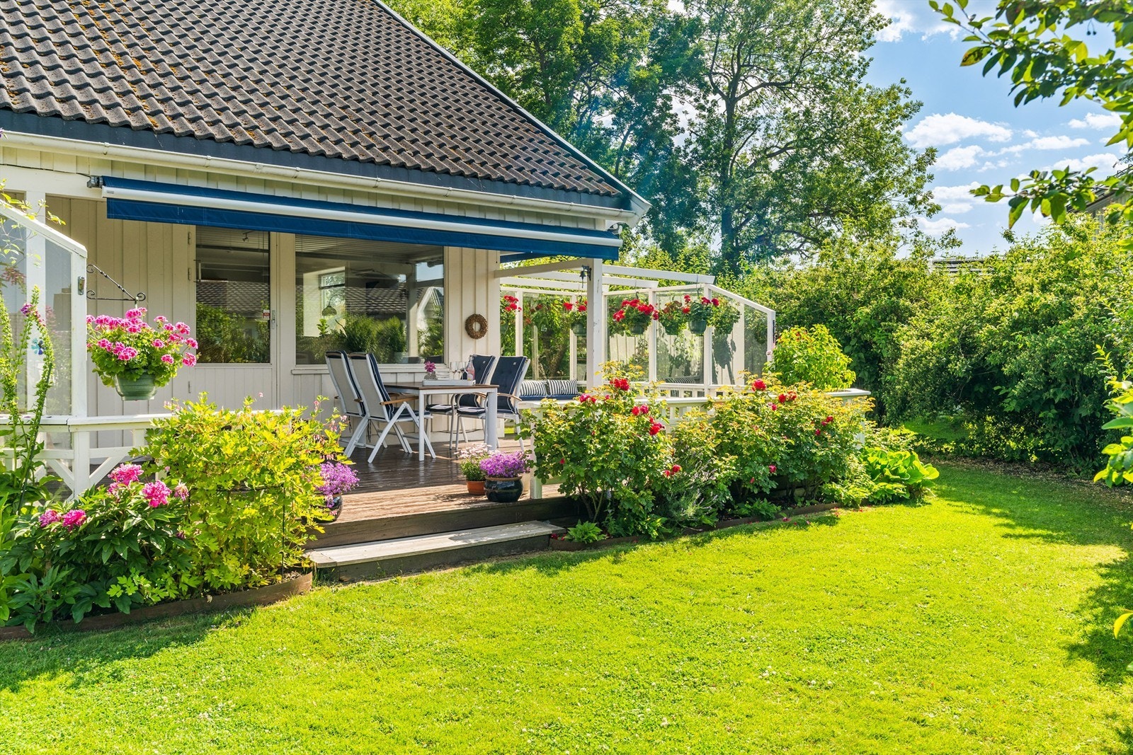 Fra stuen har man direkte utgang til en pent opparbeidet terrasse og hage. Galleribilde