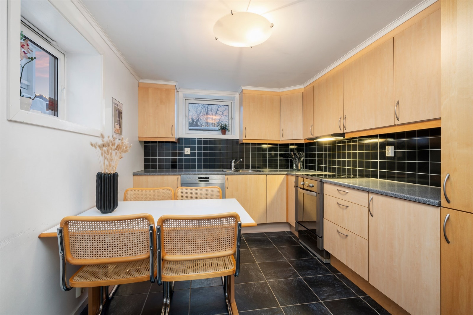 Kjøkkenet i kjelleretasjen har rikelig med skap- og benkeplass å boltre seg på. Videre er etasjen innredet med egen inngang, tre soverom, gang, bad og vaskerom. Rommene (med unntak av vaskerommet) er ikke godkjent for varig opphold. Galleribilde