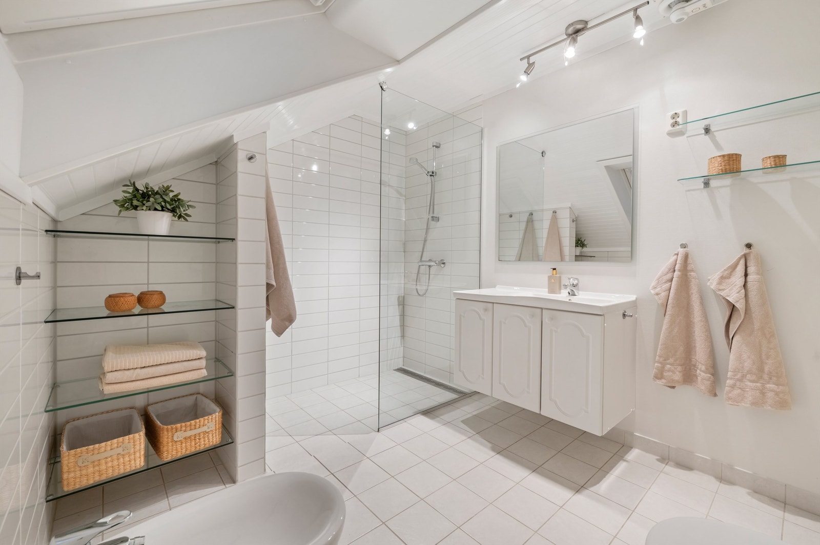 Pent flislagt bad på 6 kvm med gulvvarme. Galleribilde