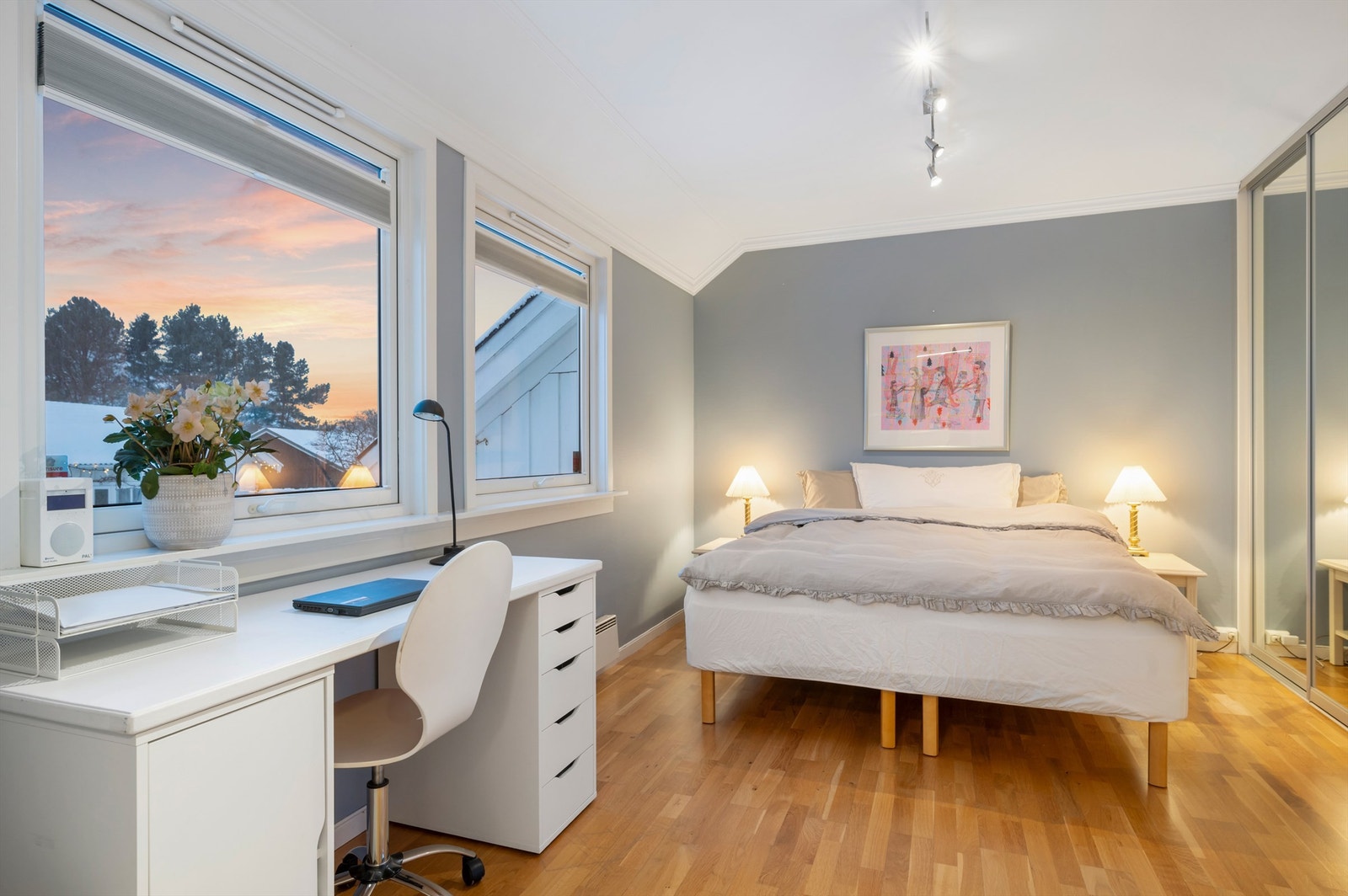 Hovedsoverommet er på 16 kvm og har god plass til dobbeltseng av ønsket størrelse, nattbord og garderobeskap. Galleribilde