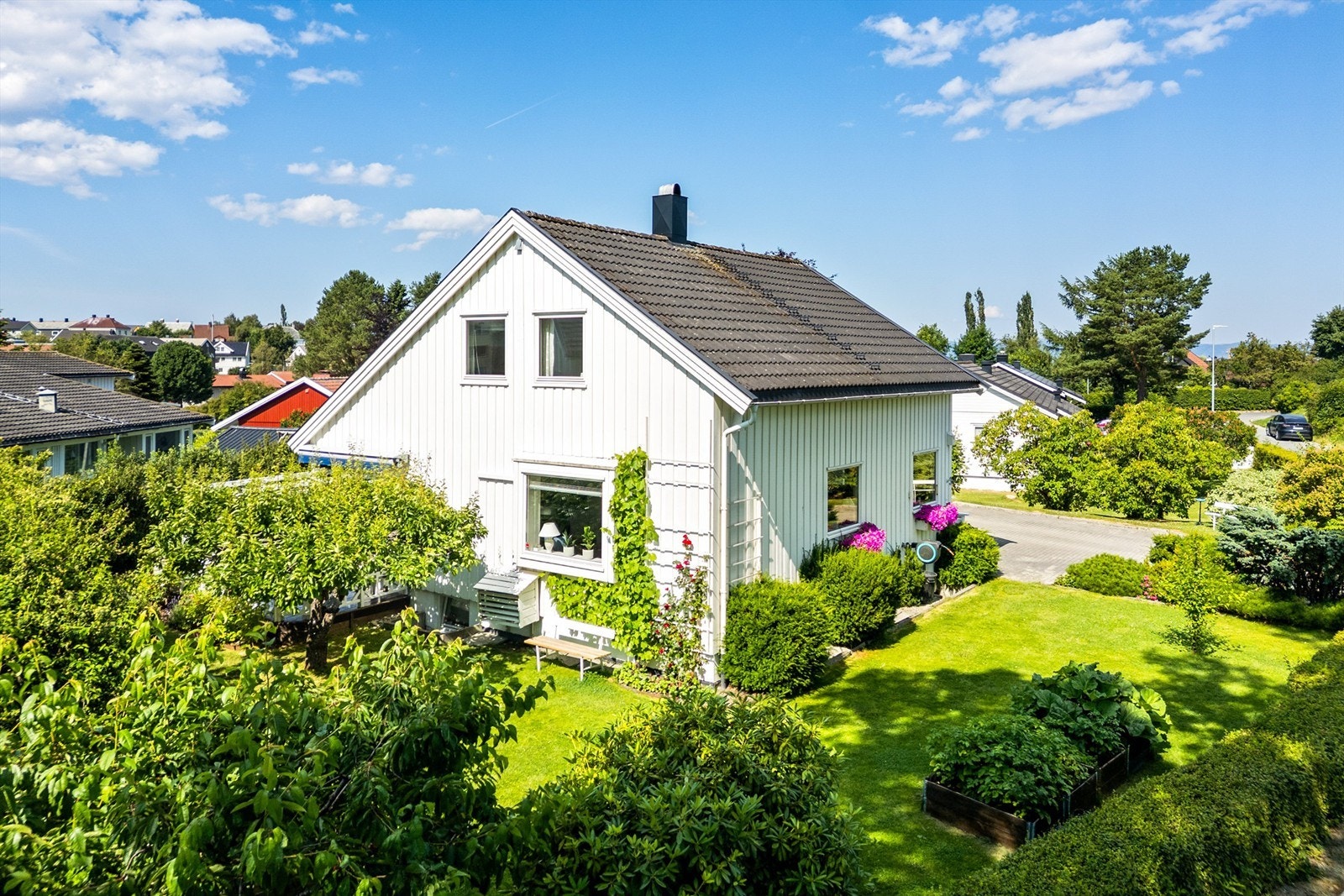 Nærmeste barneskole er Strindheim skole (1-7. trinn), mens ungdomsskoleelever sogner til Blussuvoll skole. Aurora Baldershage barnehage og Majorstuen barnehage ligger begge i kort gangavstand fra boligen. Galleribilde