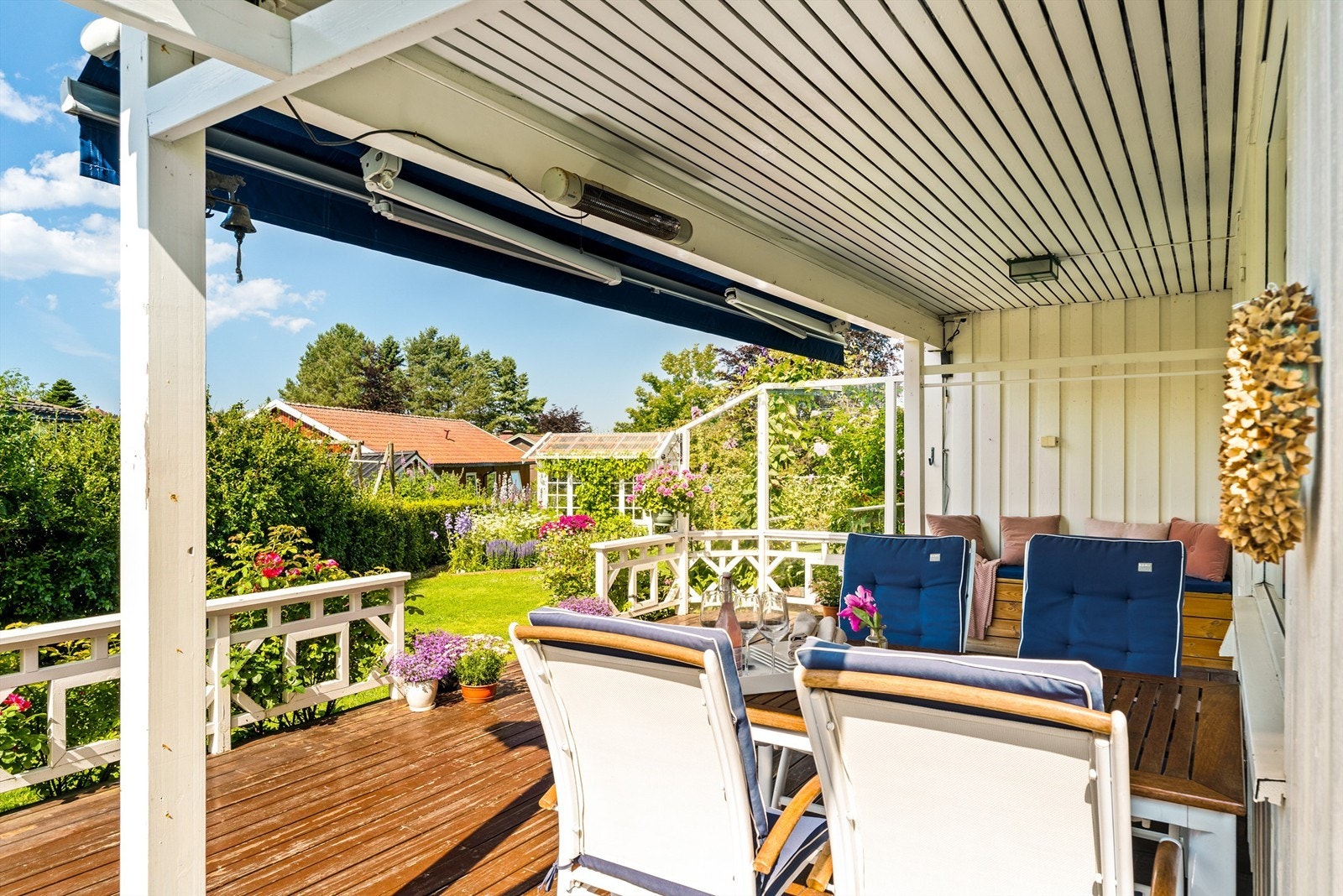 Grønt uteområde med god boltreplass. Her har man god plass til ønsket utemøblement og grill. Galleribilde