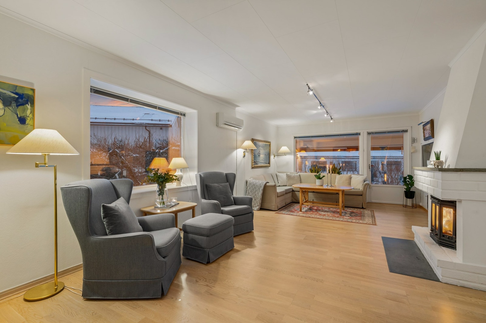 Boligen har gjennomgående store vindusflater som siker rikelig med naturlig dagslys. Galleribilde