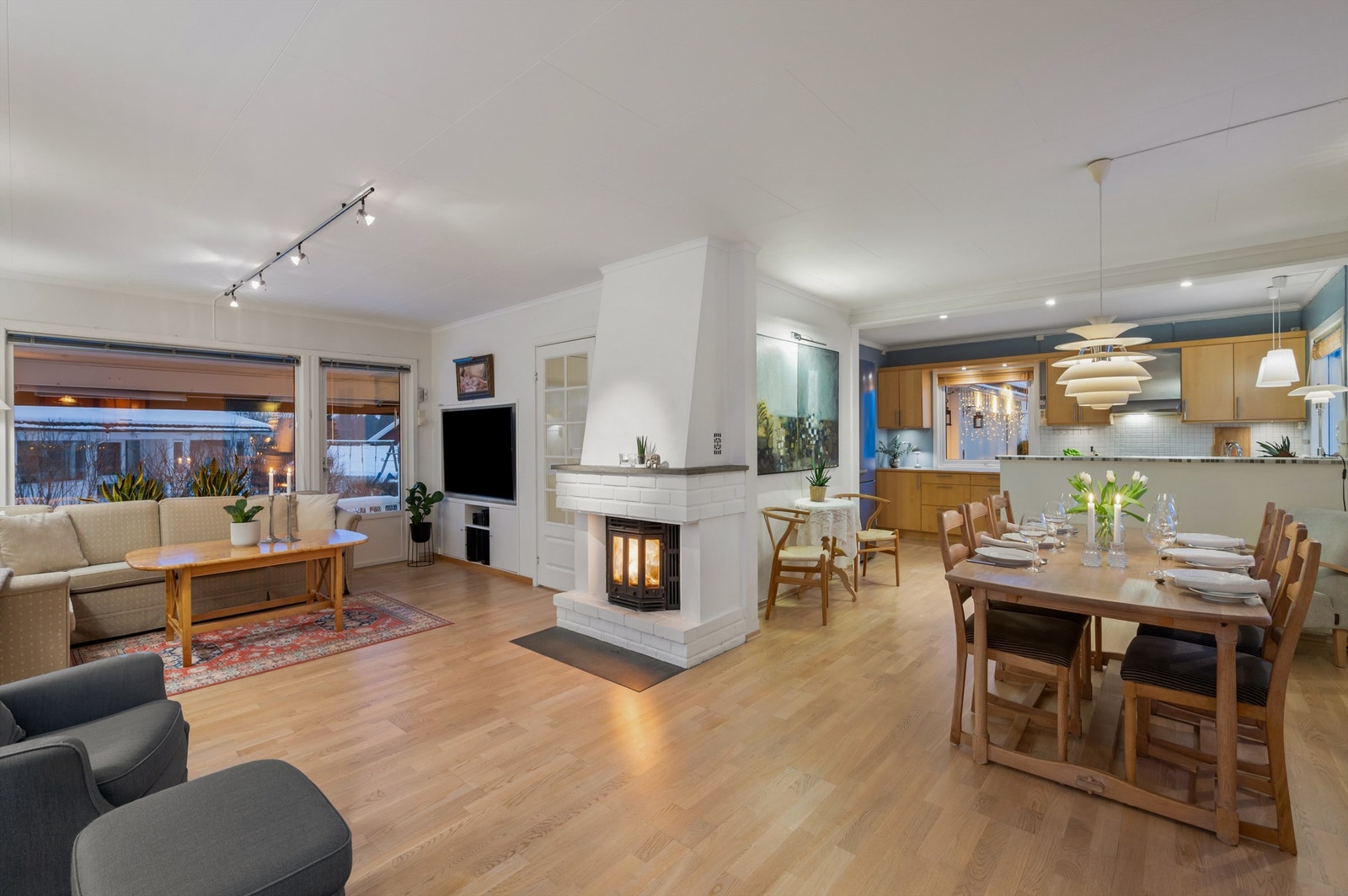 Åpent og trivelig oppholdsrom. Boligen er oppvarmet med varmepumpe samt peisovn. Galleribilde