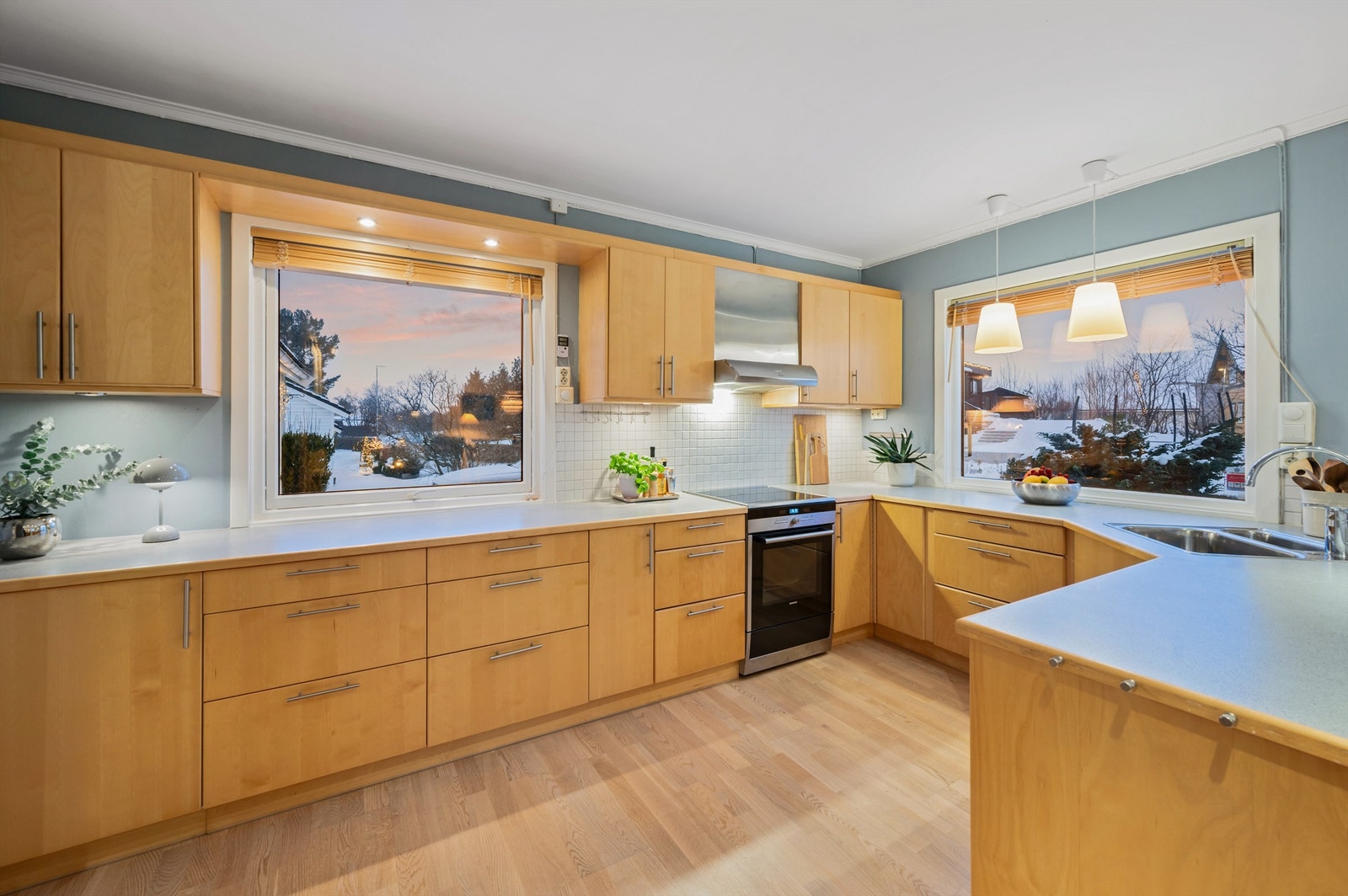 Lyst og praktisk kjøkken med gode arbeidsflater. Galleribilde