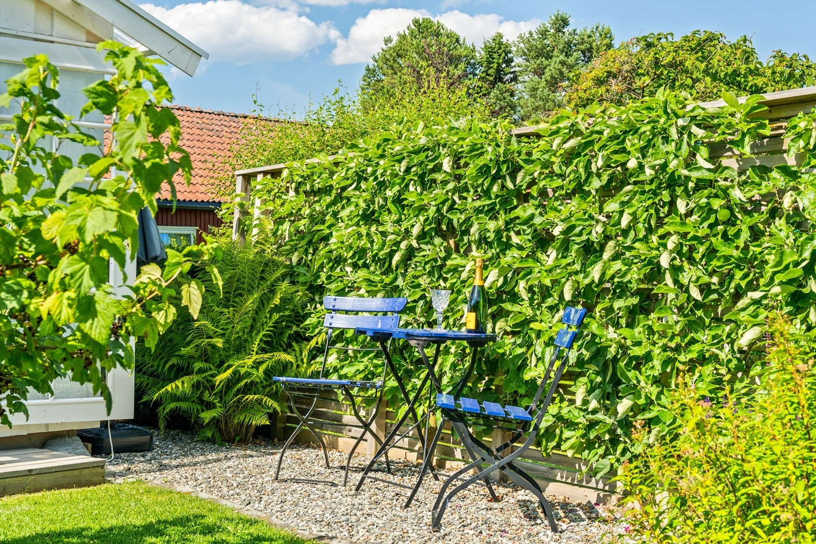 Tomten måler 884,7 kvm og er pent opparbeidet med belegningsstein, diverse beplantninger, plenareal, terrasse på terreng, blomsterkasser og biloppstillingsplass. Galleribilde