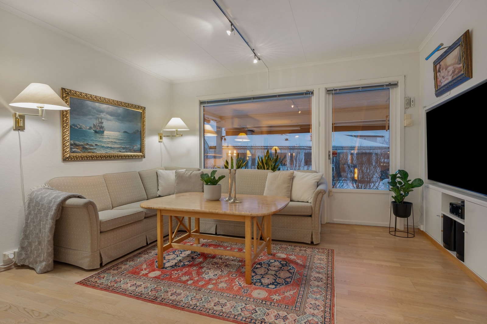 Hyggelig sofahjørne med god plass til stor sofagruppe og tilhørende TV-møblement. Galleribilde