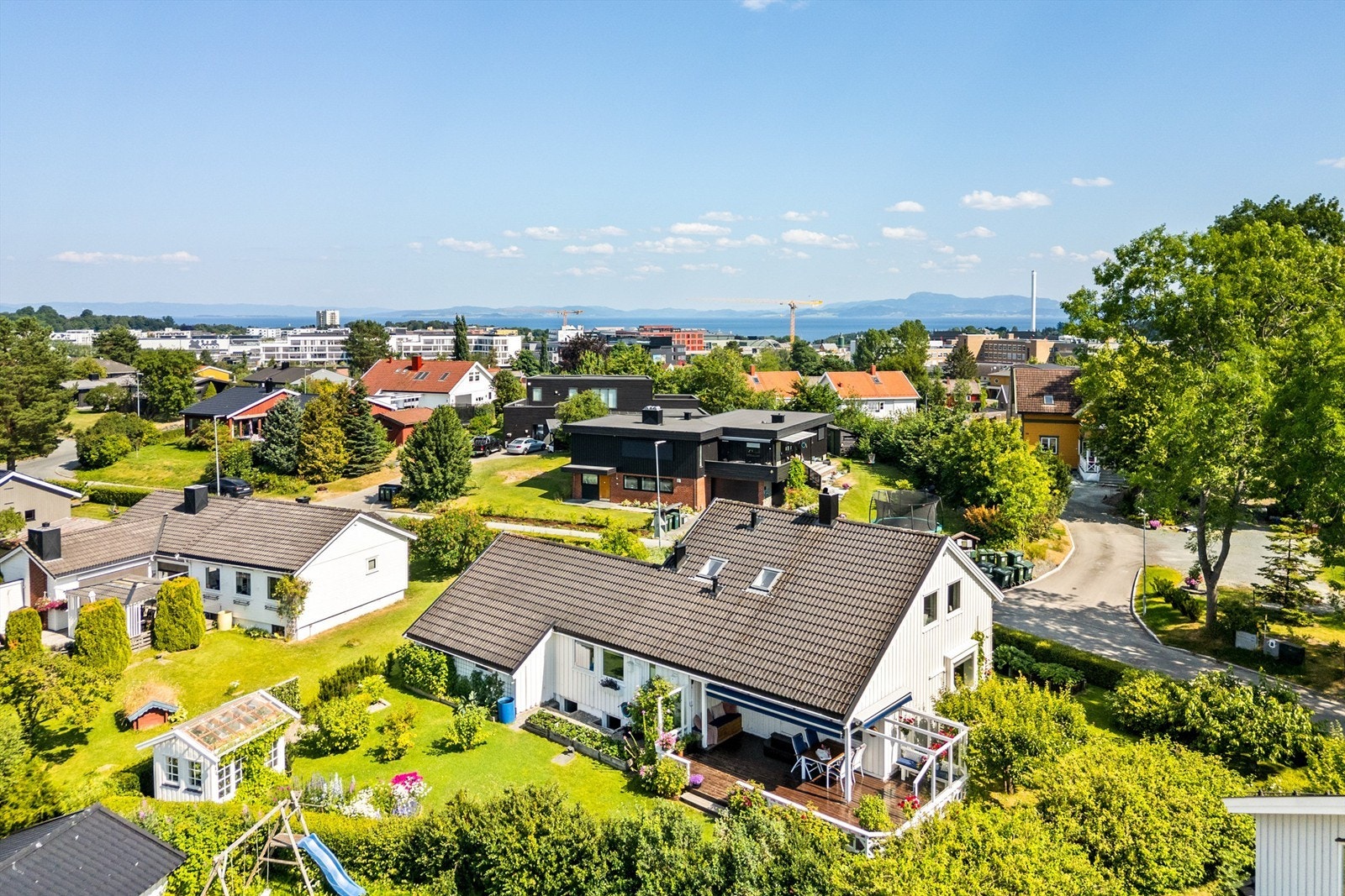 Området har svært gode kollektivforbindelser, med gangavstand til holdeplasser i Bromstadvegen og enkel adkomst til både buss og tog fra Leangen stasjon. Dette gir rask og effektiv kommunikasjon til Trondheim sentrum, øvrige bydeler og Værnes. Galleribilde