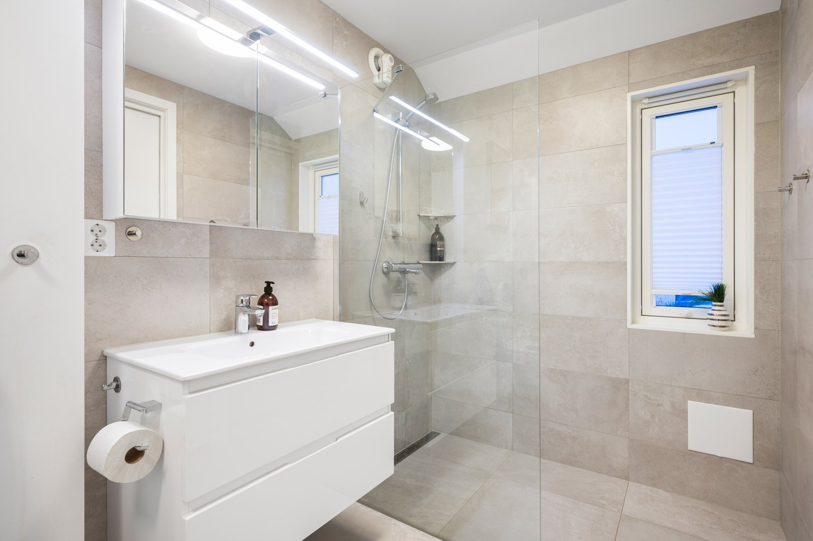 Baderom i hovedetasje ble oppgradert i 2021. Galleribilde