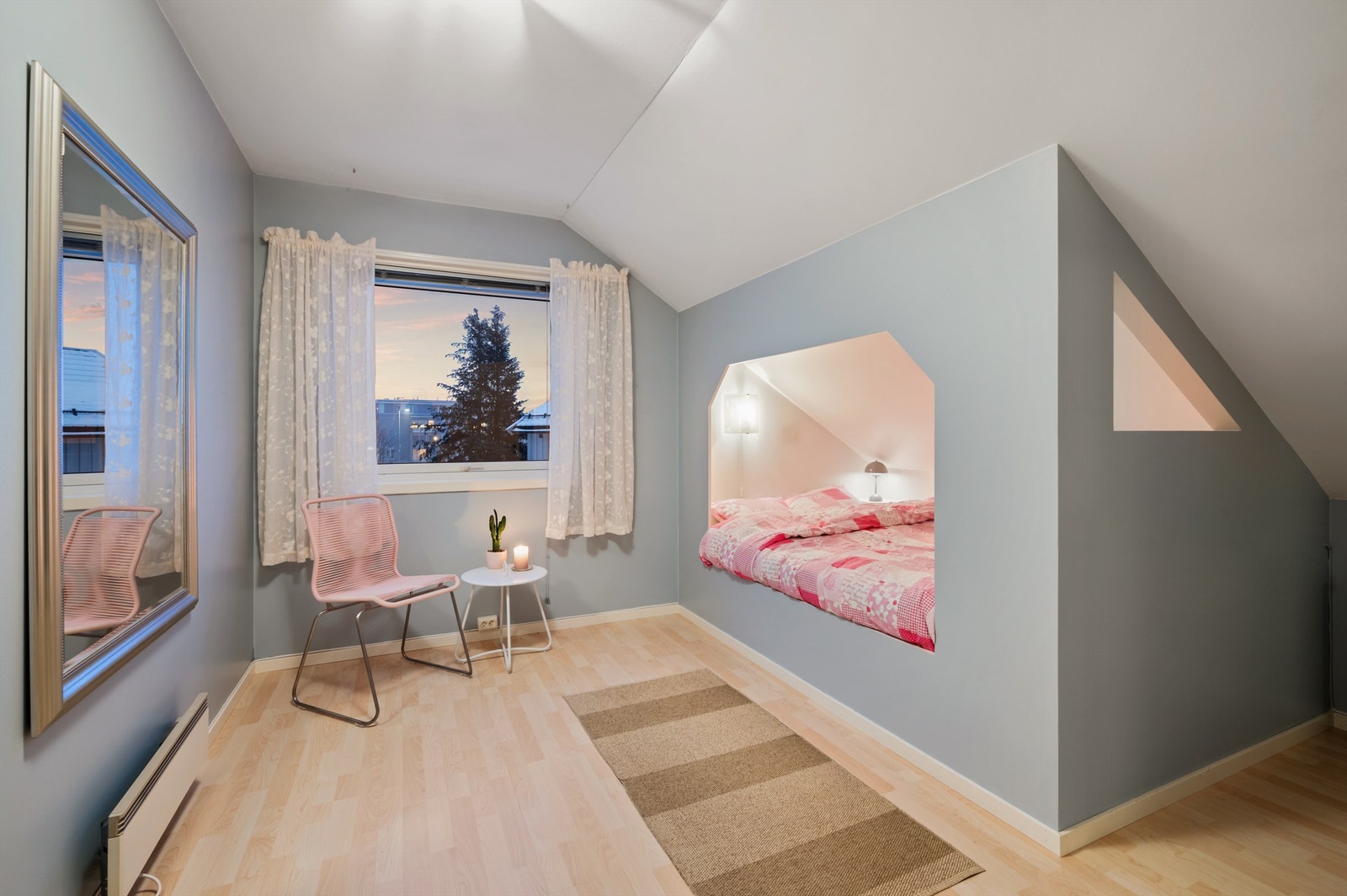 Loftsetasjen har videre tre romslige soverom med flere bruksalternativer. Dette soverommet måler 14 kvm. Galleribilde