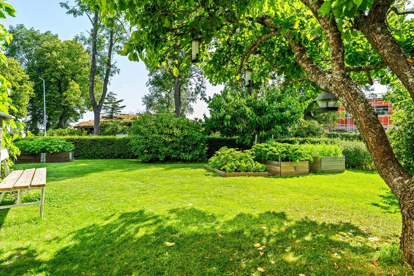 I nærområdet finner du et godt utvalg av servicetilbud. Dagligvarehandel er lett tilgjengelig med flere matbutikker - Bl.a. Coop Prix Persaunet og Rema 1000 Bromstad innen kort gange. Galleribilde