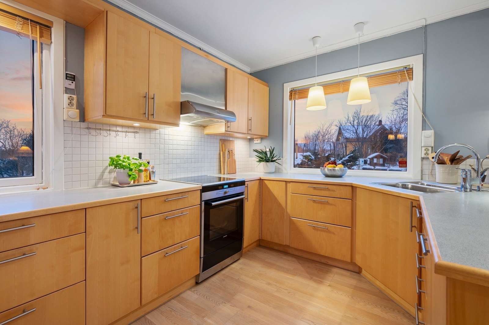 God skap- og benkeplass gir et funksjonelt kjøkken i hverdagen. Galleribilde