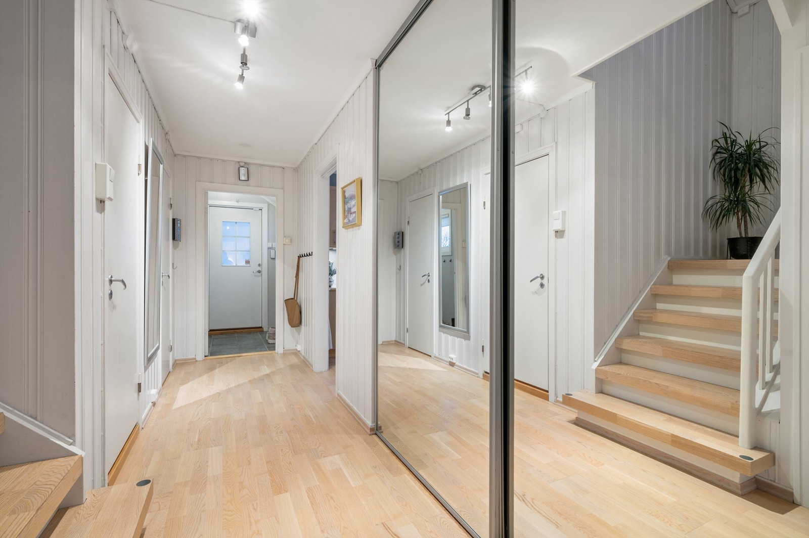 Videre kommer man til en praktisk gang med ytterligere oppbevaringsmuligheter. Praktisk plassbygd skyvedørsgarderobe. Galleribilde