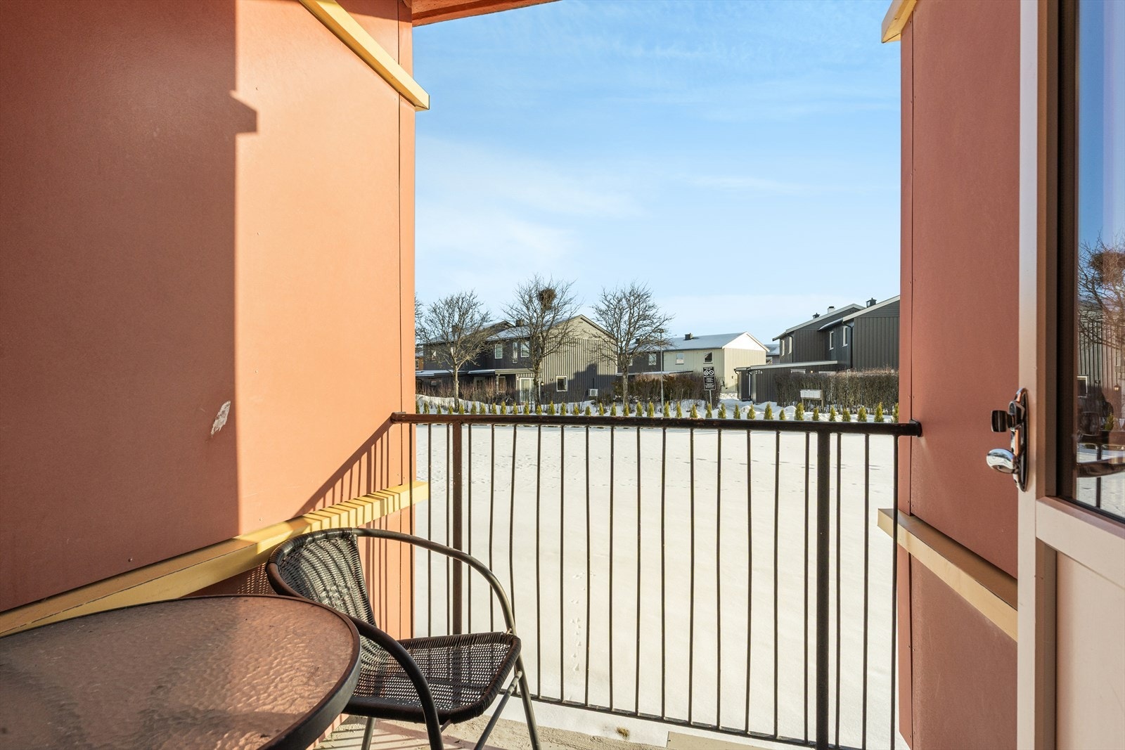 Det er en felles luftebalkong i hver etasje hvor man kan nyte en kopp kaffe eller en kald øl. Galleribilde