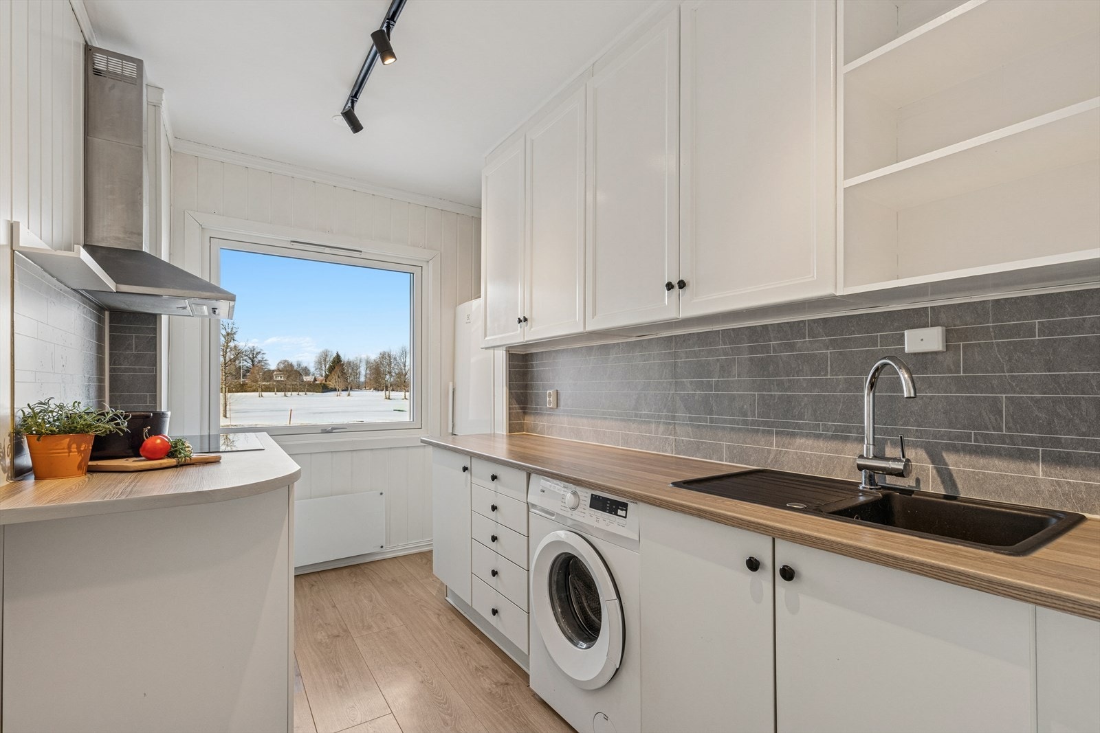 Kjøkkenet har godt med skap- og benkeplass. Komfyr, platetopp og ventilator følger boligen med overtagelse. Galleribilde