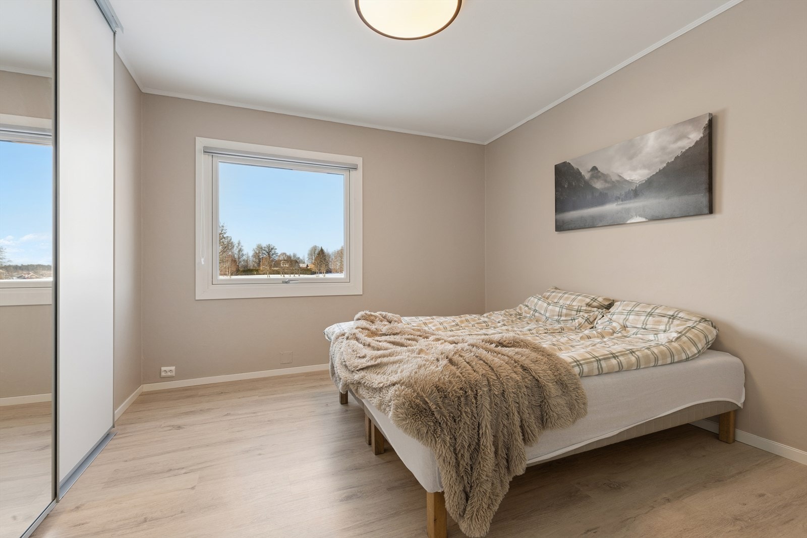 Soverommet er veldig romslig og har god plass til seng og oppbevaring. Galleribilde