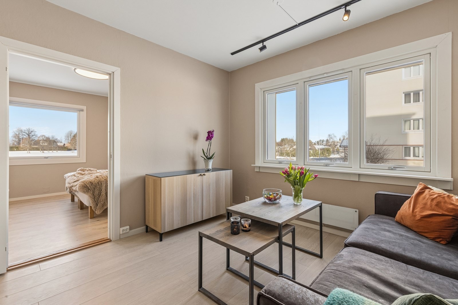 Det er store vindusflater som gir et lyst og trivelig innemiljø. Galleribilde