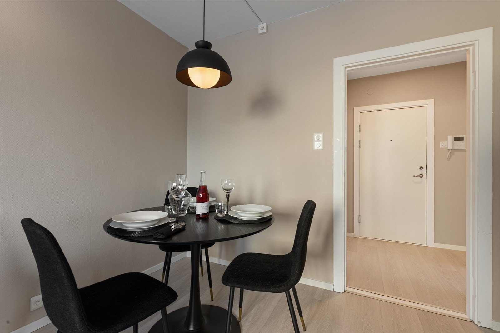 Får man flere gjester til middag så kan må slå ut bordet og nyte et bedre måltid sammen. Galleribilde