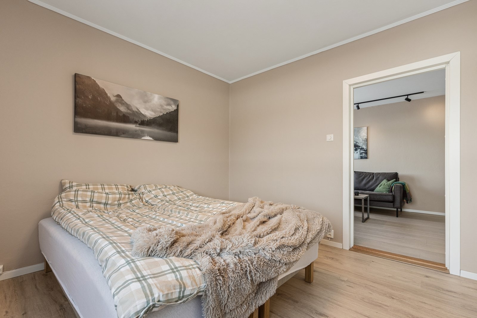 Soverommet er veldig romslig og har god plass til seng og oppbevaring. Galleribilde