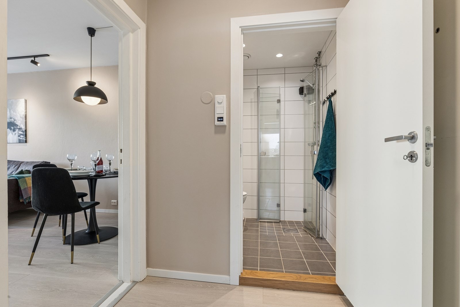 I gangen er det noe plass til sko og yttertøy. Galleribilde