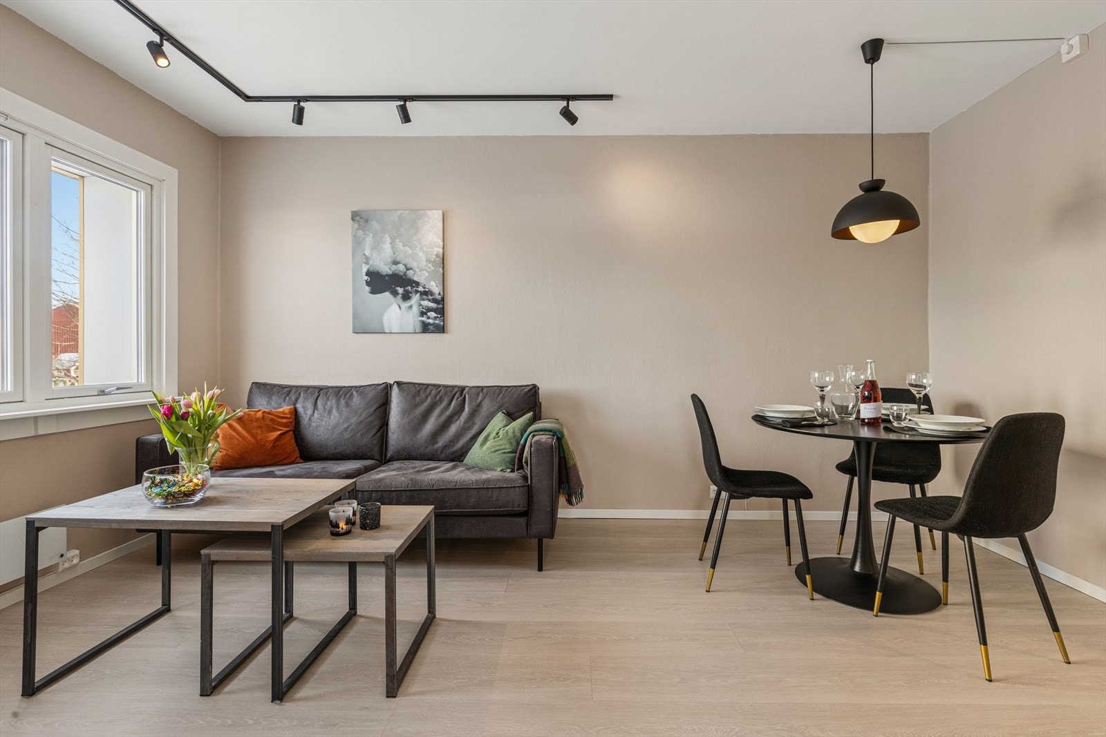 Entré, soverom og stue er pusset opp med nye gulv, nymalte overflater og nytt elektrisk anlegg. Galleribilde