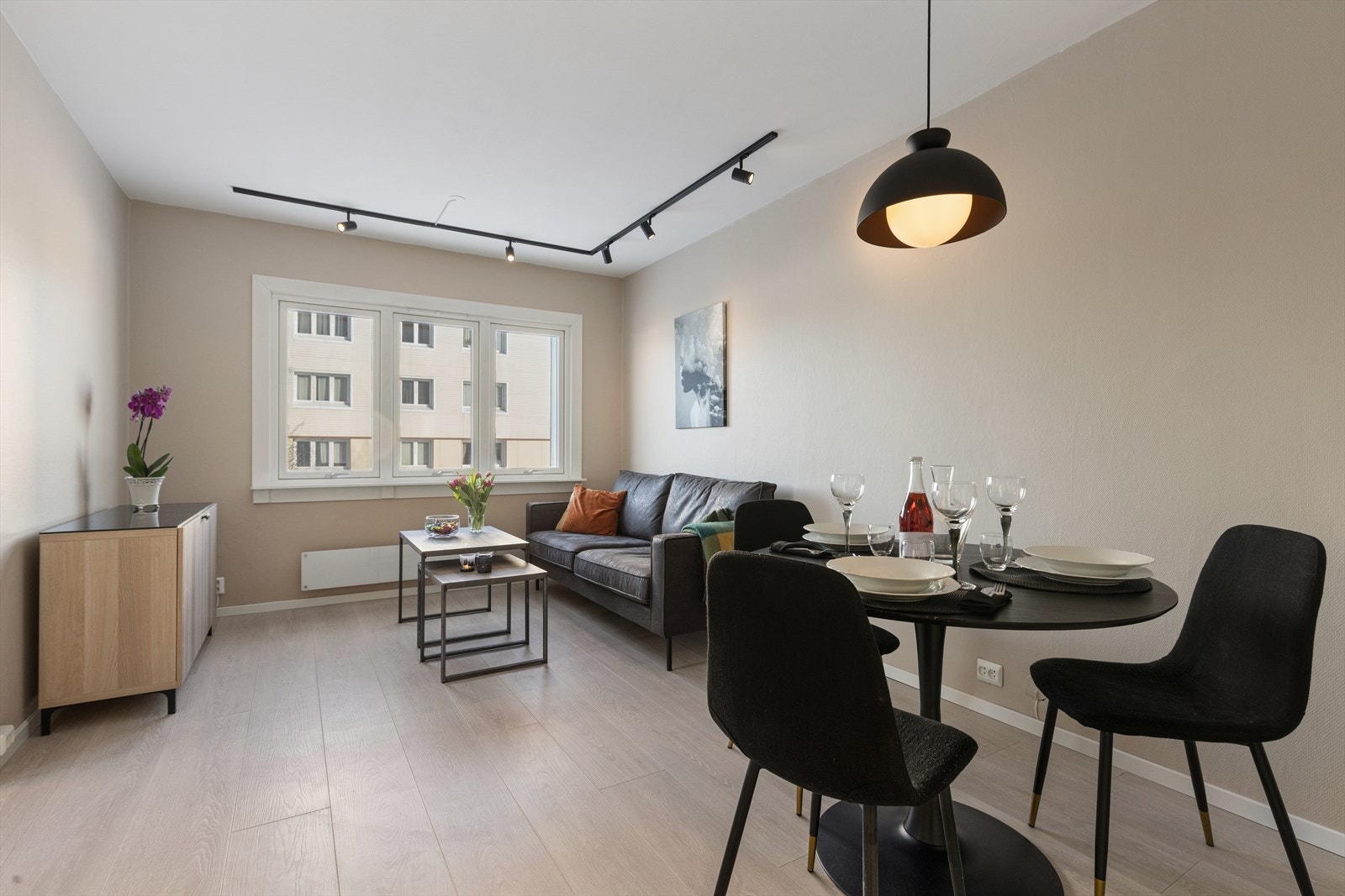 Det er god plass til både sofagruppe og spisebord i stue. Galleribilde