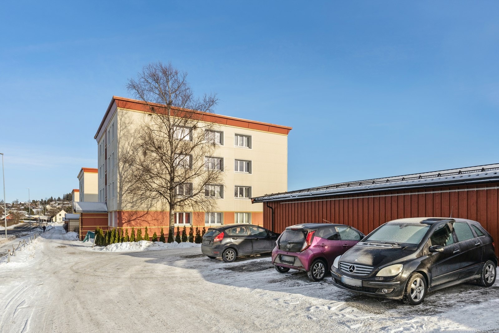 Borettslaget disponerer flere biloppstillingsplasser og det er "alltid" ledig plass. Galleribilde