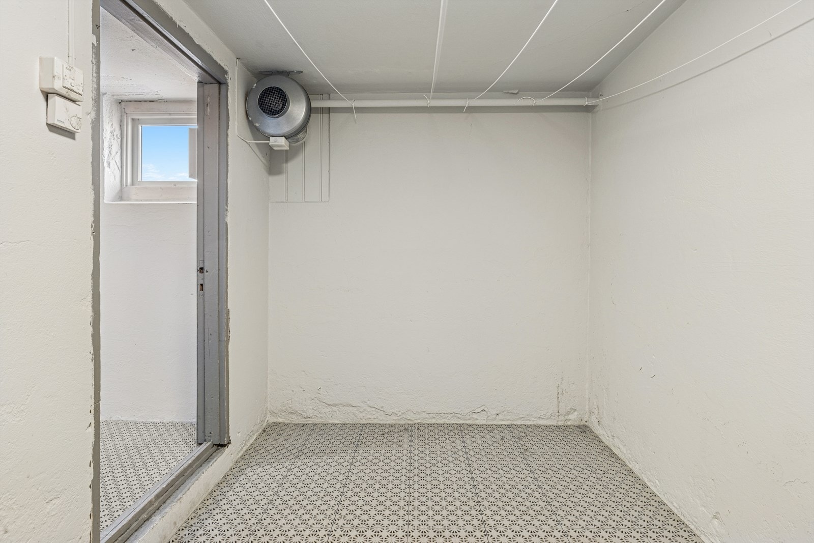 Det er et fellesvaskeri og tørkerom i kjeller som beboere kan benytte seg av. Galleribilde