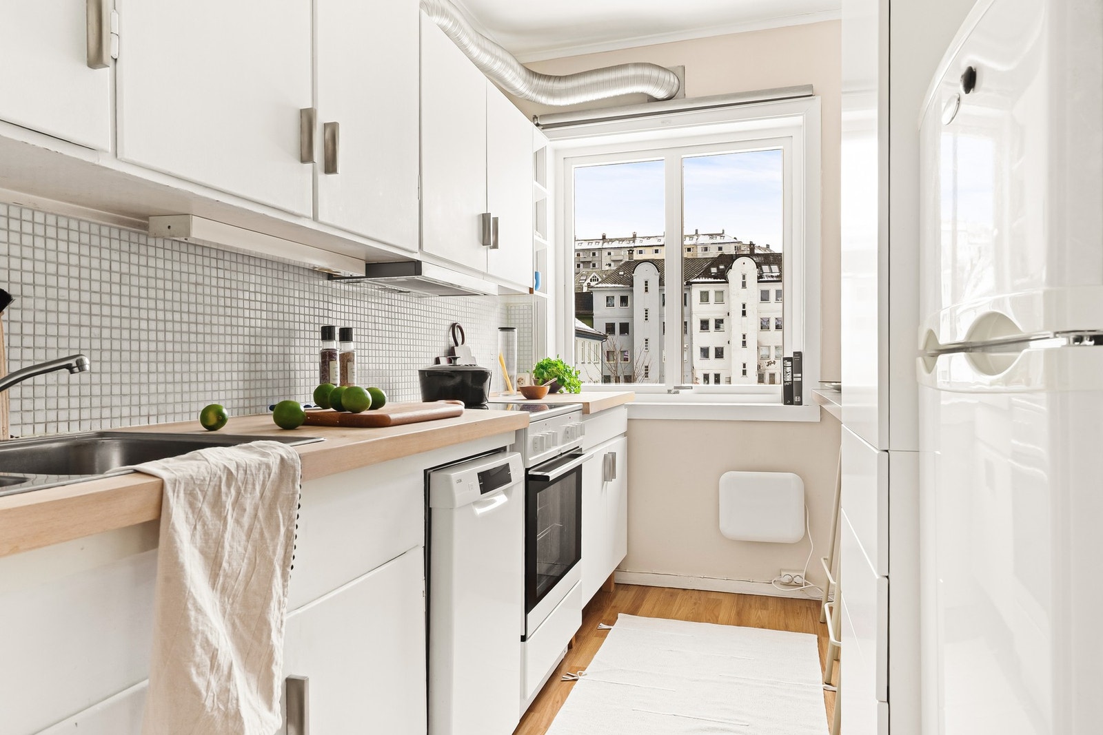 Kjøkkenet er utstyrt med mye oppbevaringsplass i tillegg til en praktisk spiseplass som også gir større arbeidsflate. Galleribilde