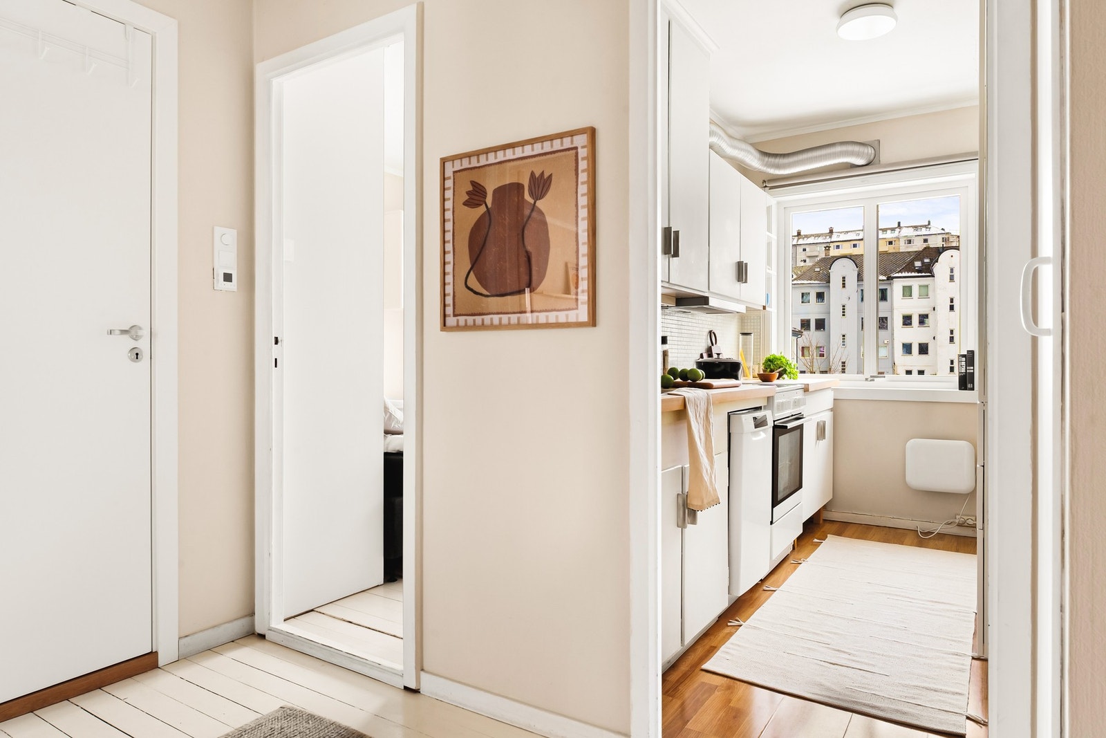 Leiligheten varmes opp av panelovner på kjøkken og soverom, varmekabler på bad og peis i stue. Galleribilde