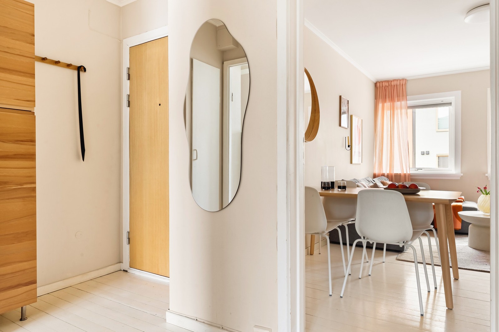 I gangen er det plass til å henge fra seg klær og sette fra seg sko. Det er også flere oppbevaringsmuligheter. Fra gangen har du tilgang til alle dele ne av leiligheten. Galleribilde