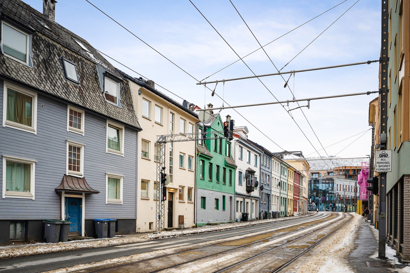 Leiligheten ligger et steinkast unna Kronstad X med treningssenter, dagligvare, Høgskulen på Vestlandet og bybanelinje 1 og 2 mot Haukeland/Fyllingsdalen og Bergen sentrum/Bergen lufthavn. Galleribilde