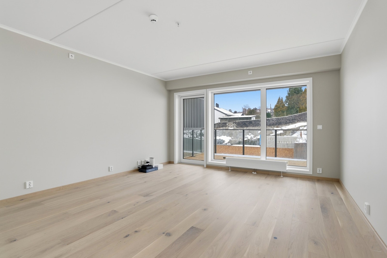 Det er solid plass til både sitte- og spisegruppe Galleribilde