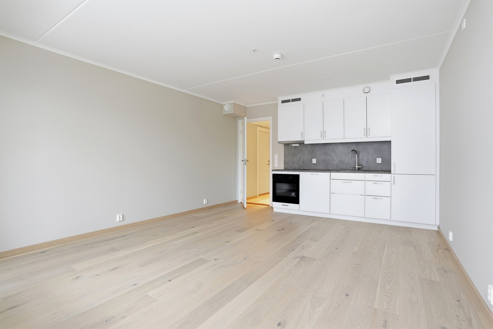 Flott 13 mm 1stavs hvitpgimentert eikeparkett i alle rom unntatt bad Galleribilde