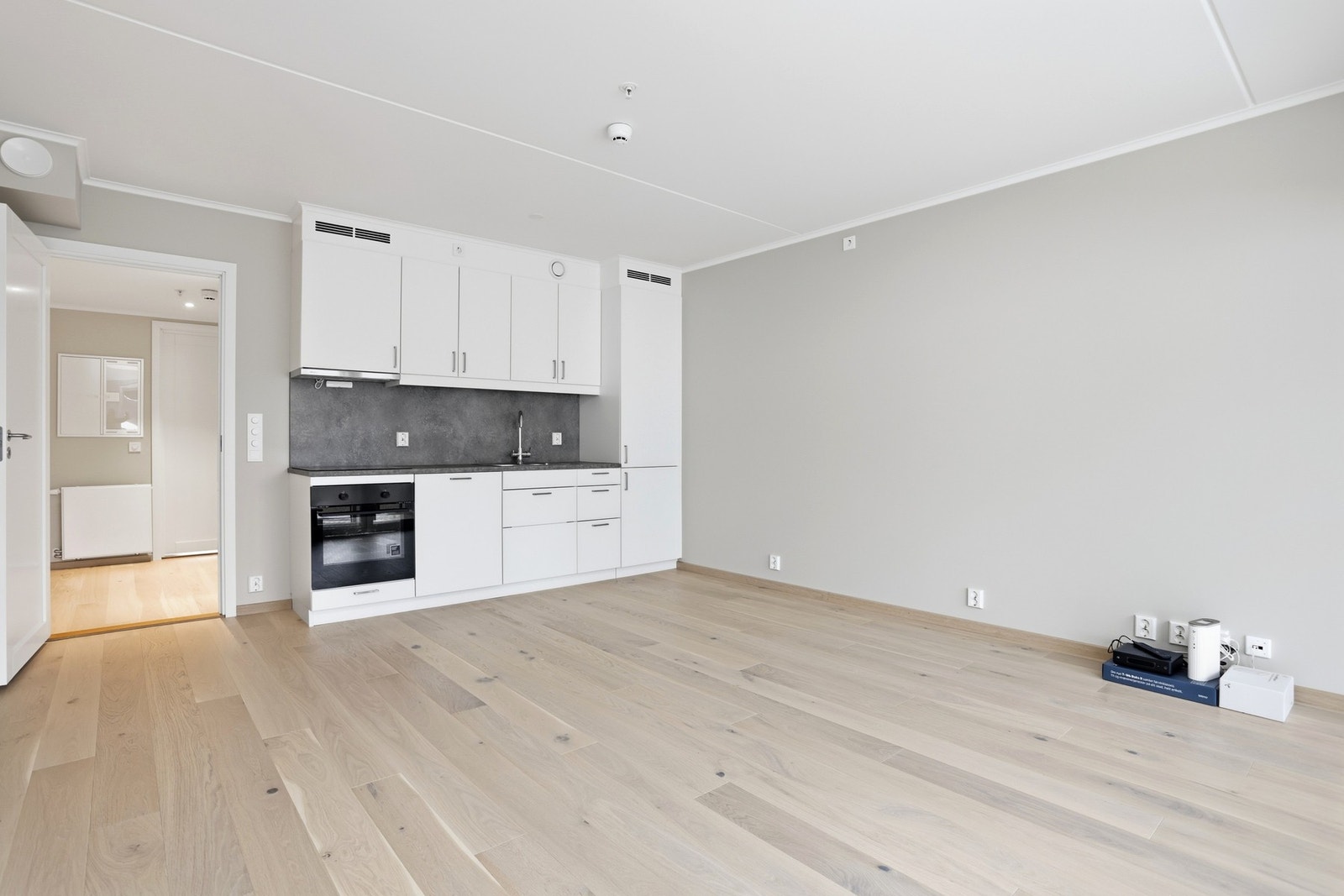 Delikat kjøkken fra Drømmekjøkken, med integrerte hvitevarer Galleribilde