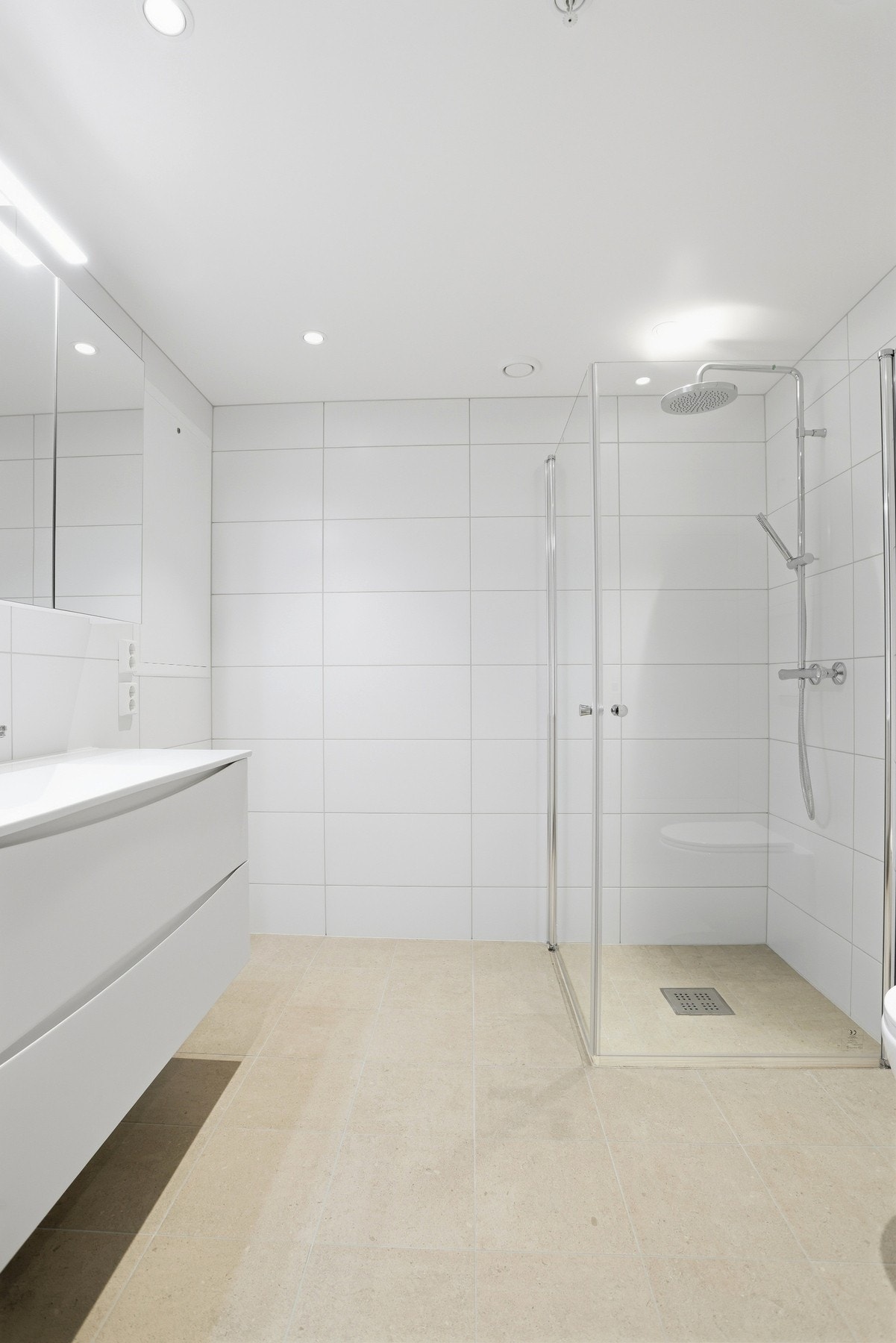 Dusjnisje med innfellbare glassdører. Galleribilde