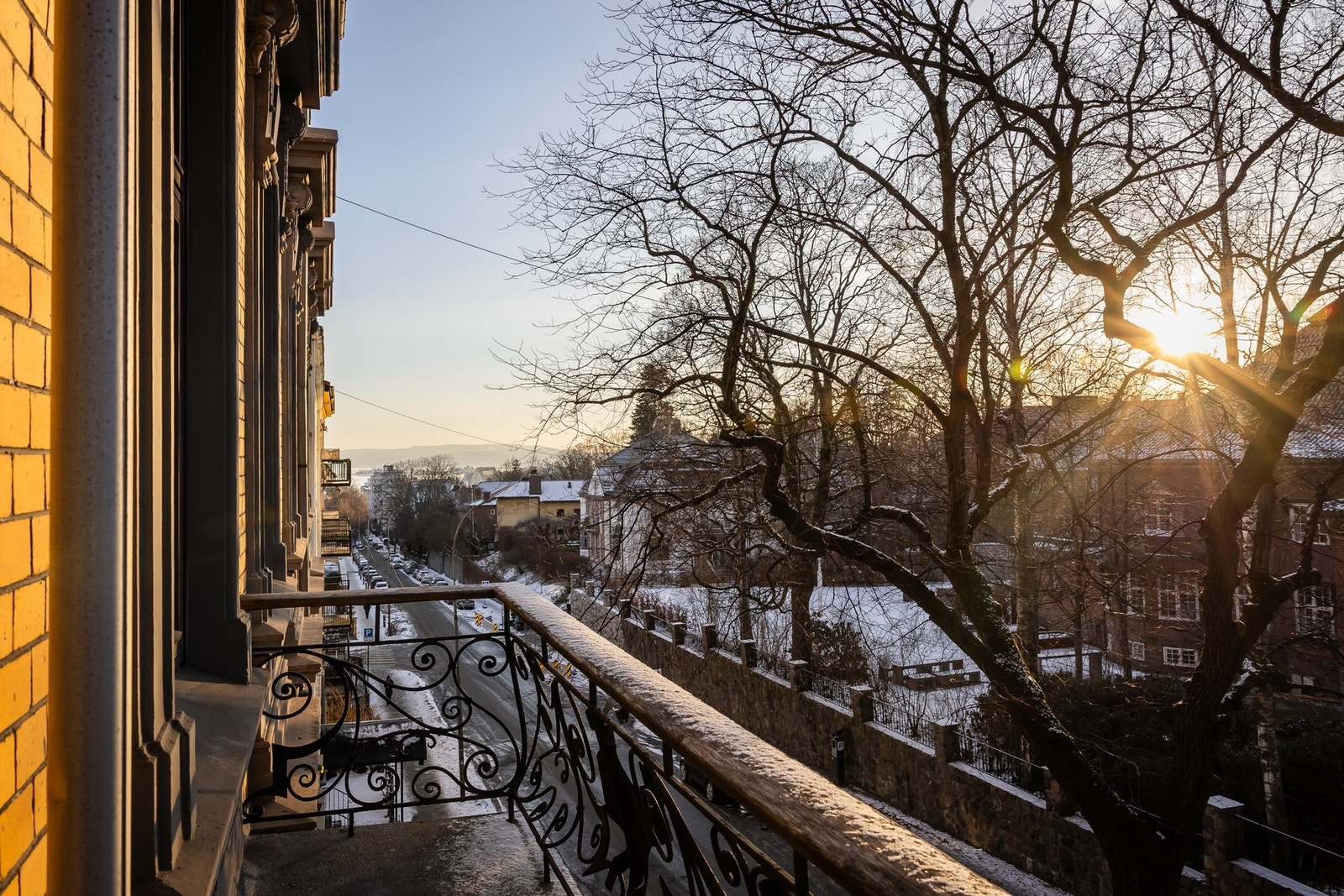 Fra stuen er det utgang til en vestvendt balkong på Galleribilde