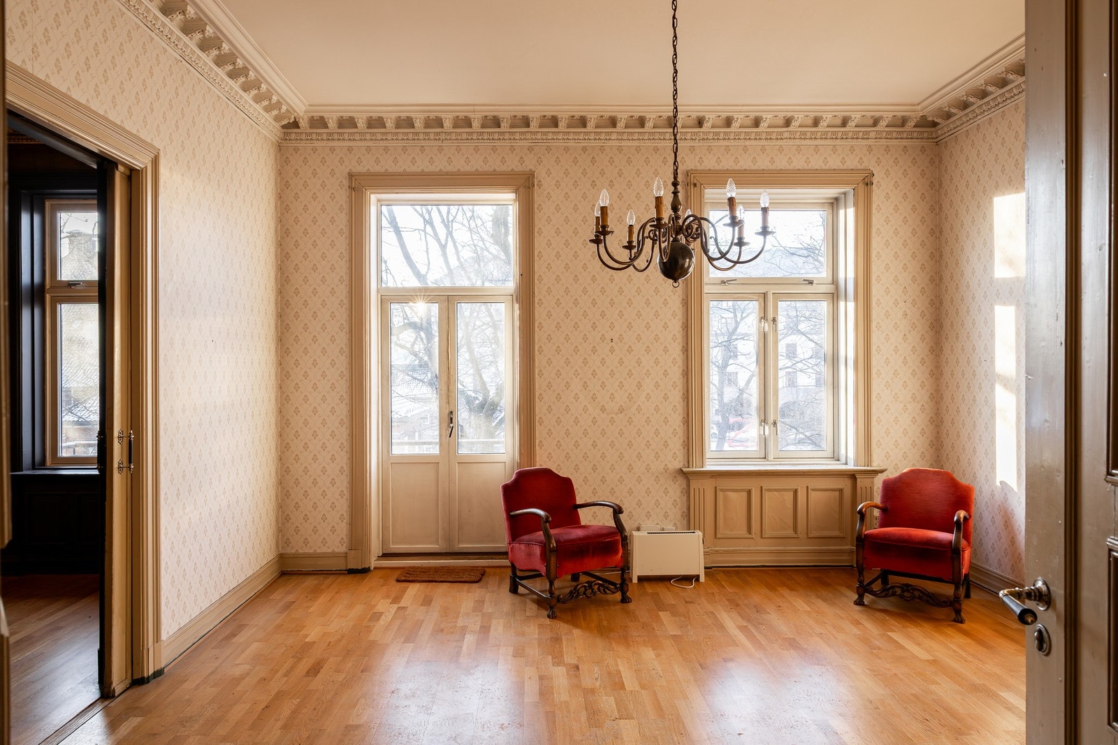 En rekke store vindusflater mot vest bidrar til fantastisk lysinnslipp Galleribilde