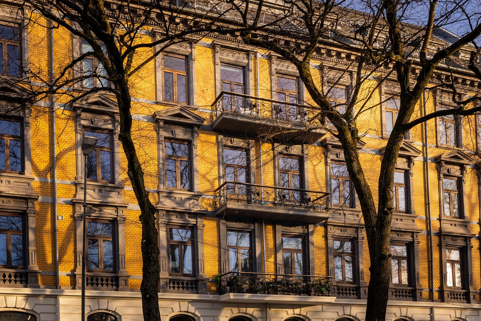 Hele leiligheten vender ut mot Frederik Stangs gate Galleribilde