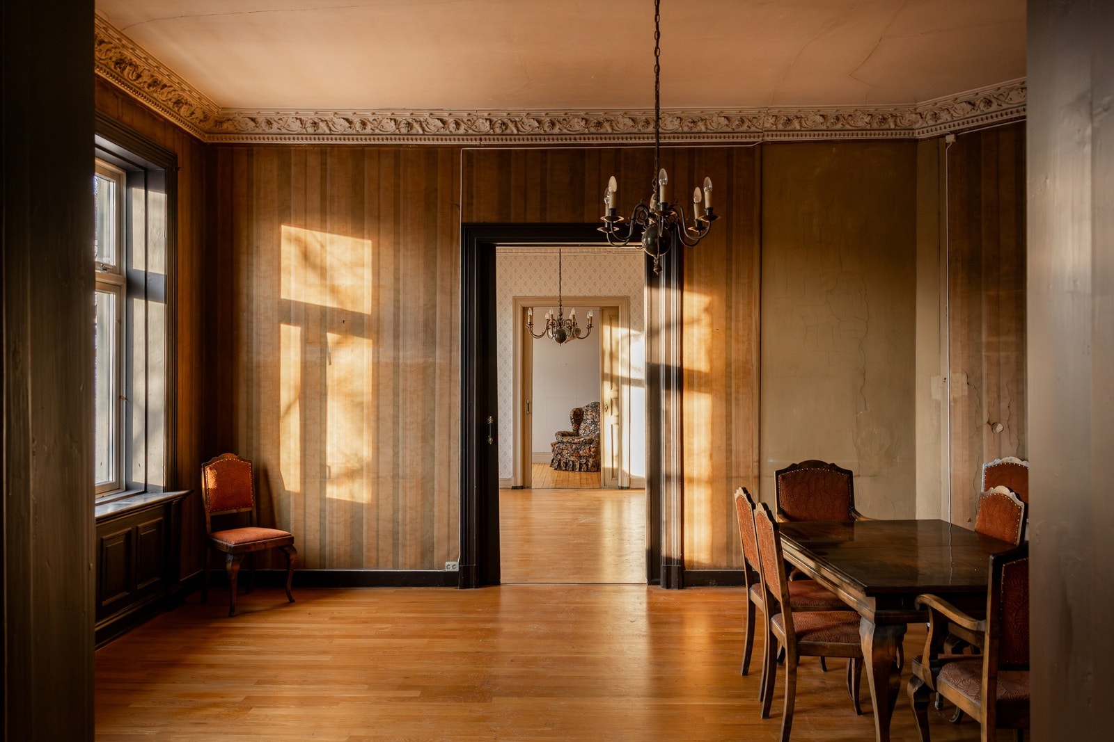 Klassiske detaljer som stukkatur og rosett er gjennomgående i leiligheten Galleribilde