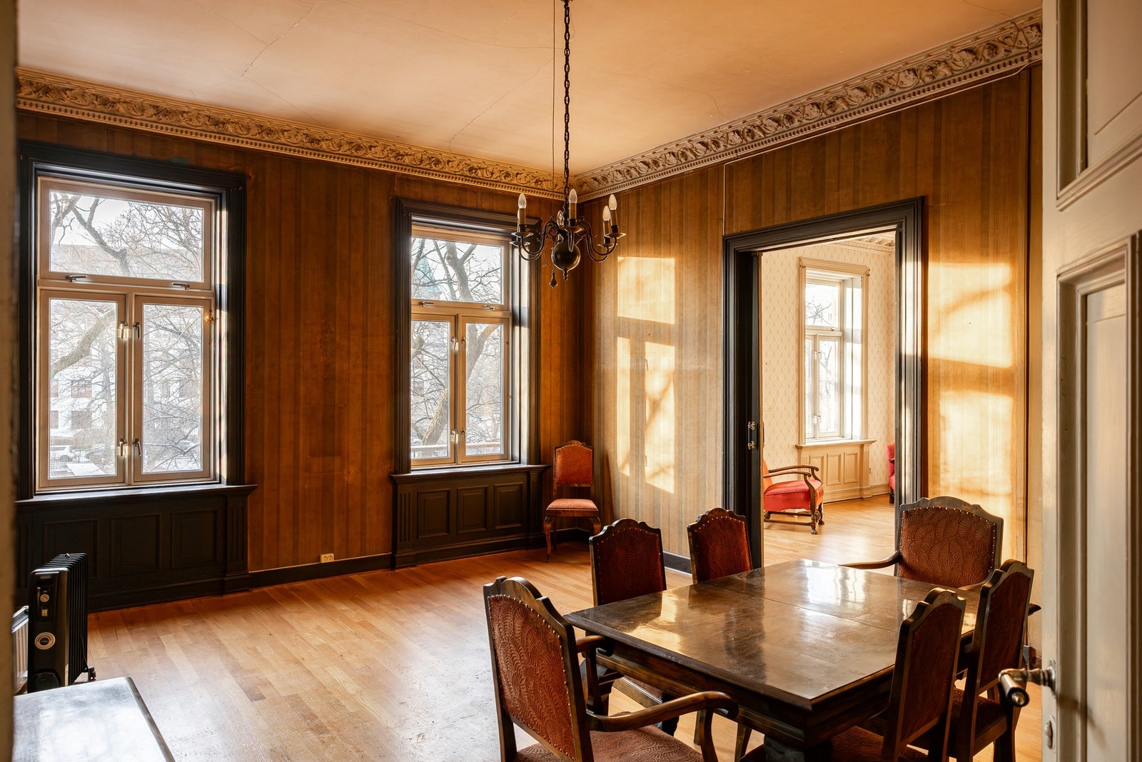 Stor og ærverdig 7-roms med hele fem stuer på rad Galleribilde