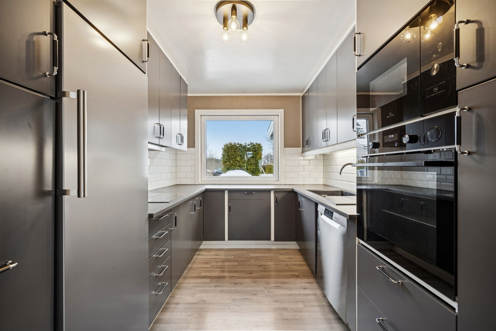 Kjøkkenet har en god planløsning, som gir et godt arbeidskjøkken. Galleribilde