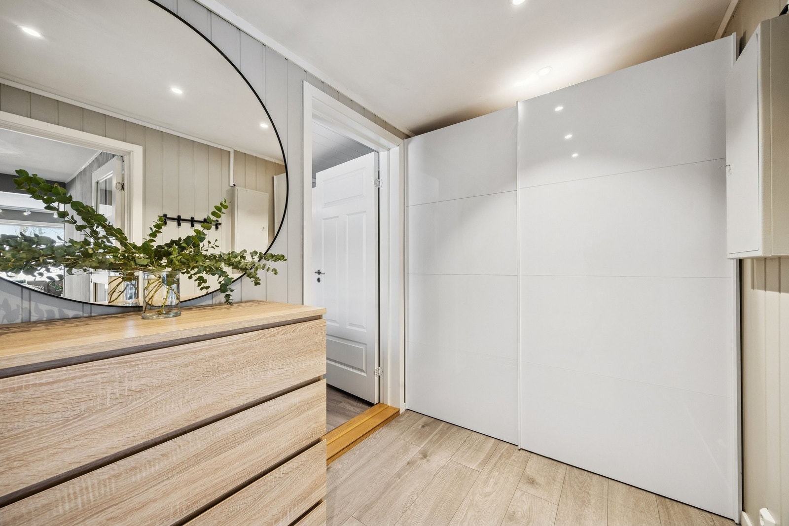 Romslig entre med skyvedørs garderobe, og varmefolie i gulvet. Galleribilde