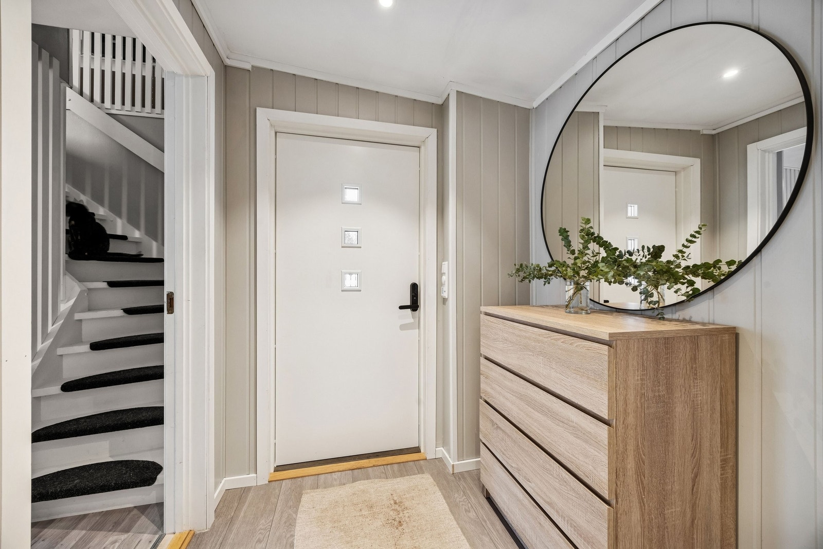 Kodelås er montert på utgangsdør. Galleribilde