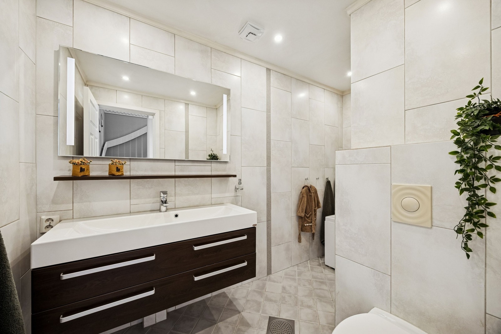 Bad med badekar og dusj. Badet har varmekabler i gulv. Galleribilde