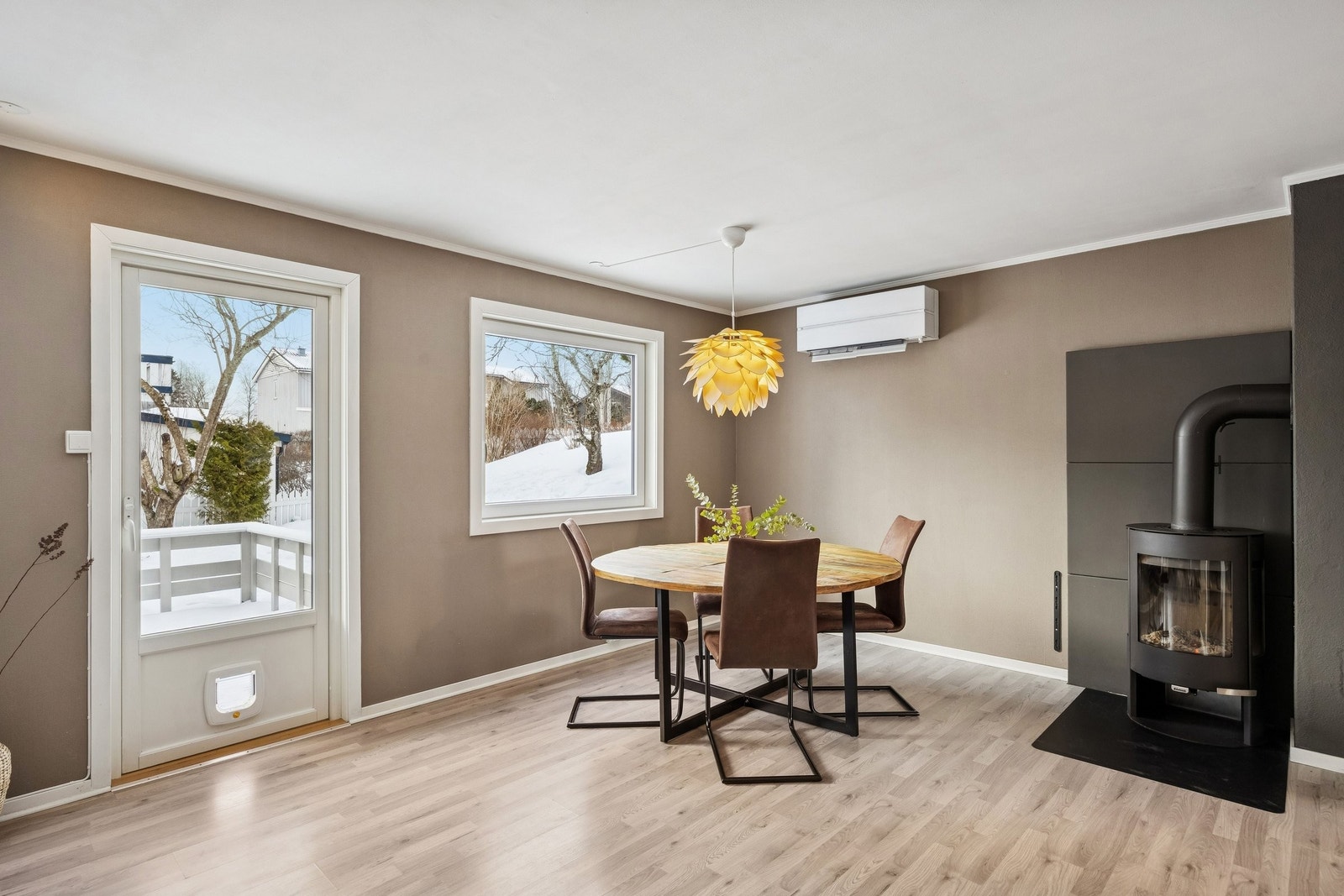 Stuen er utstyrt med både varmepumpe og peis. Galleribilde