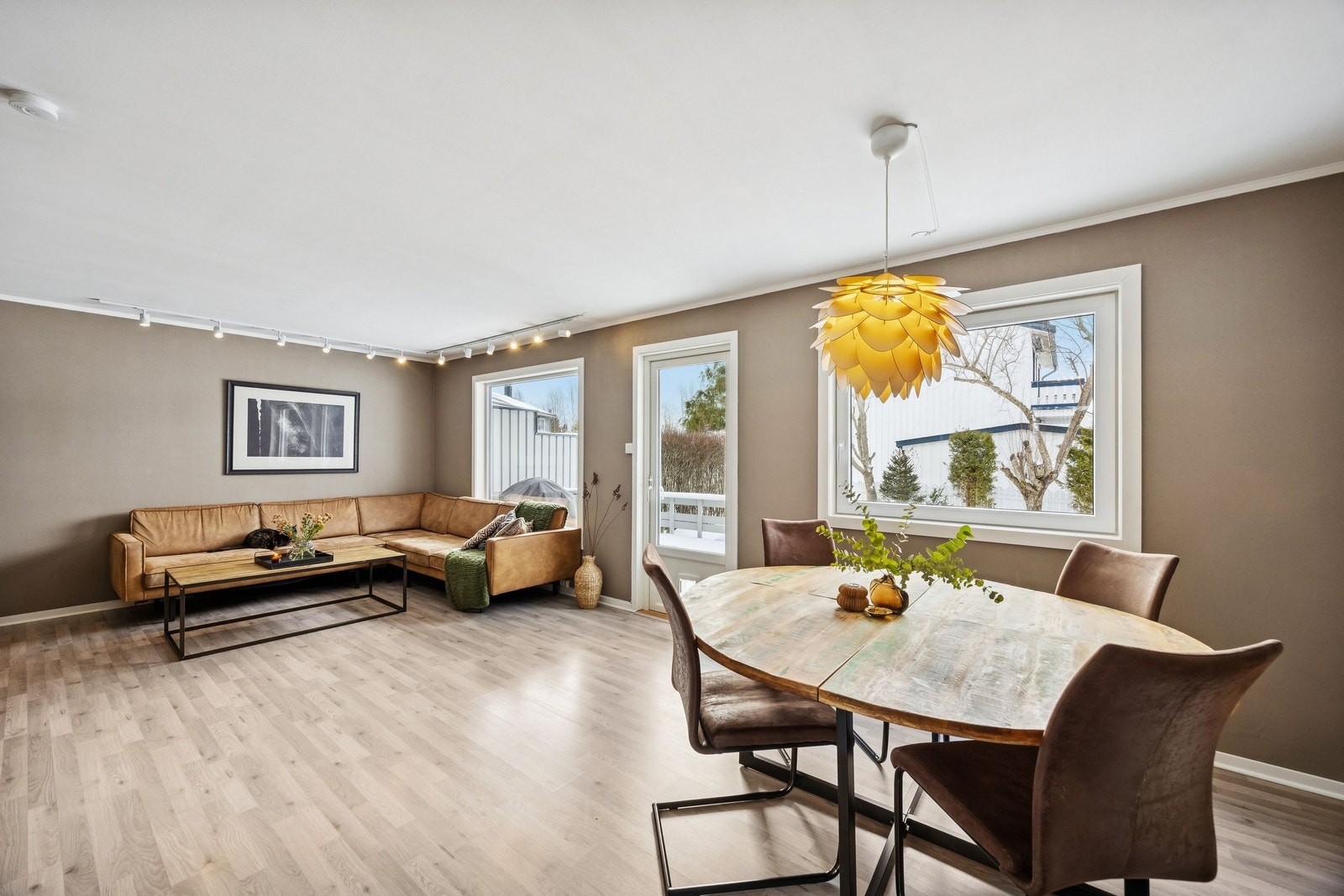 Stue med mye naturlig lys, og god plass til både sofa og spisegruppe. Galleribilde