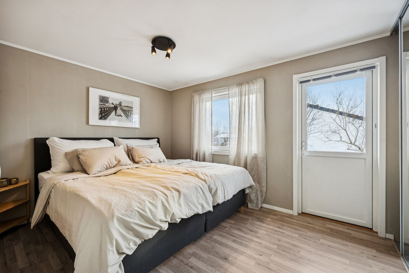 Soverom 3 er det største soverommet, her er det også en god garderobeløsning med stor lagringsplass. Galleribilde